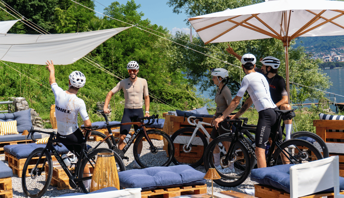 Partecipanti ad un tour guidato di Joule si godono un momento di relax presso la struttura di un nostro partner