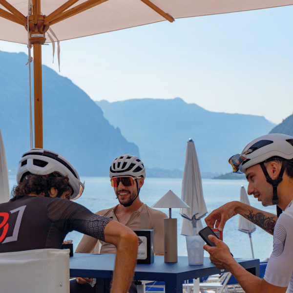 Turisti in bici durante un viaggio prenotato tramite agenzia partner si godono l'aperitivo durante un tour di Joule