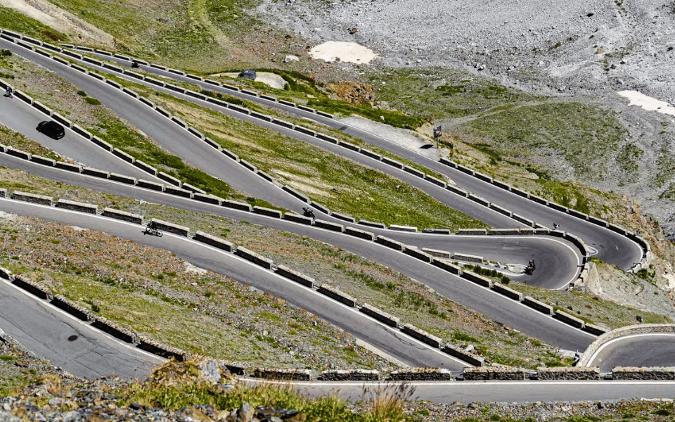 Vista panoramica del leggendario Passo dello Stelvio - Joule Bike Tour