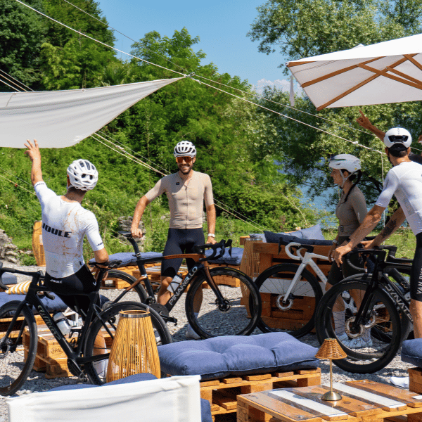 Ciclisti che partecipano ad un tour Joule si godono lo splendido giardino di un hotel partner prima di iniziare un giro in bici