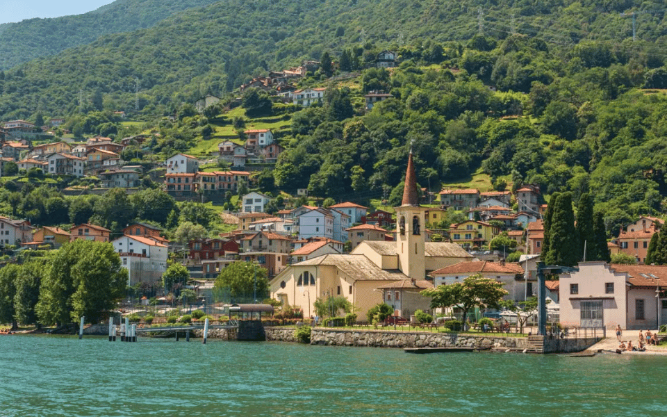Splendida vista dei paesaggi che caratterizzano il Lago di Lugano