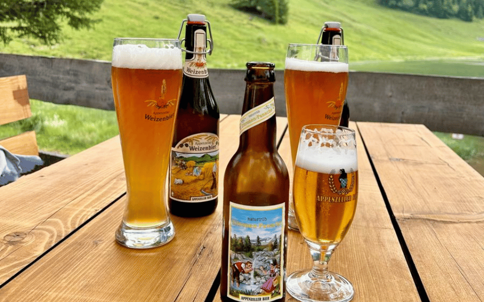 Dissetanti birre delle Dolomiti con splendido panorama sullo sfondo