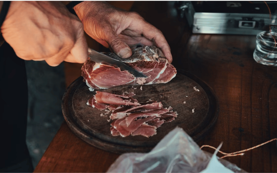 Speck, il delizioso affettato caratteristico delle Dolomiti