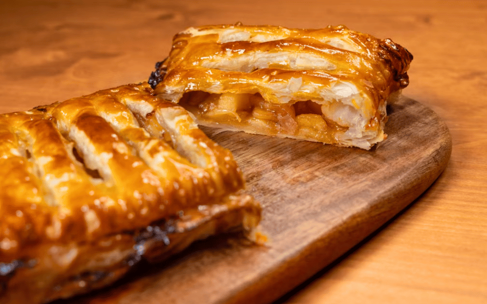 Strudel, il delizioso dolce a base di mele caratteristico delle Dolomiti