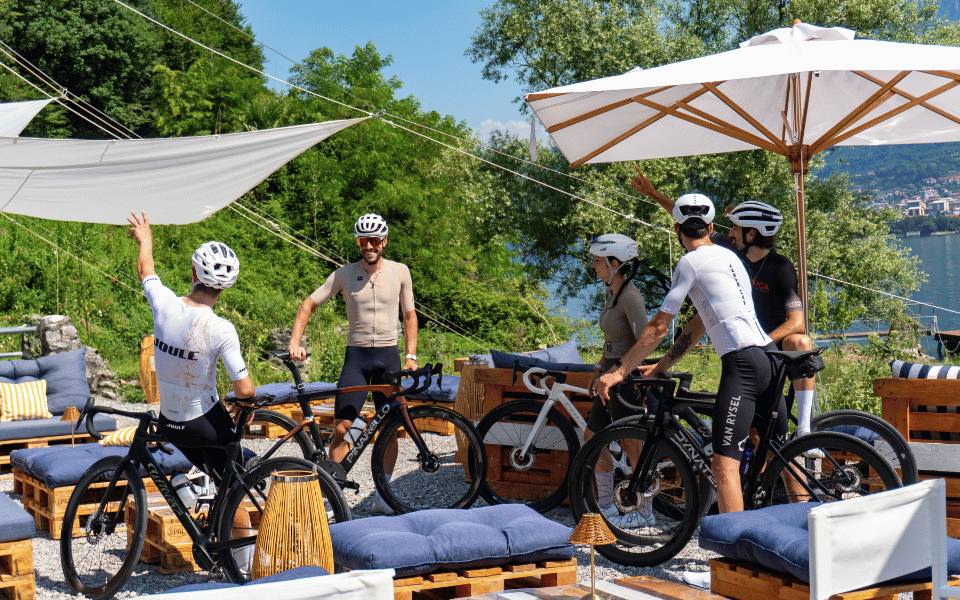 Ciclisti si godono un momento di relax durante il tour da Como a Lecco di Joule