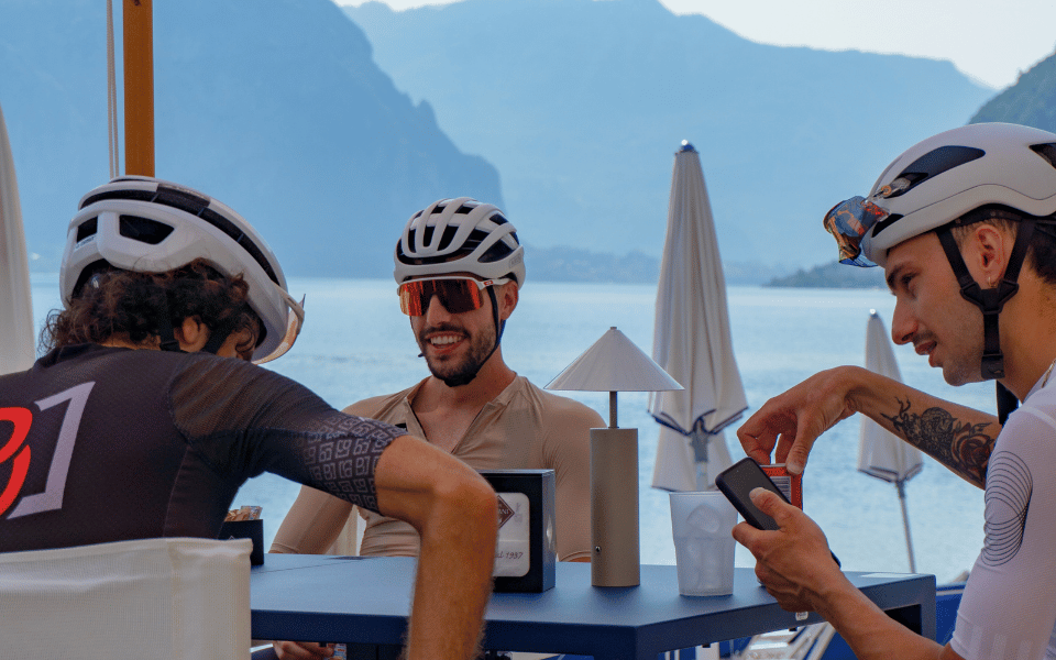 Ciclisti si godono un momento di relax durante il tour da Como a Lecco di Joule
