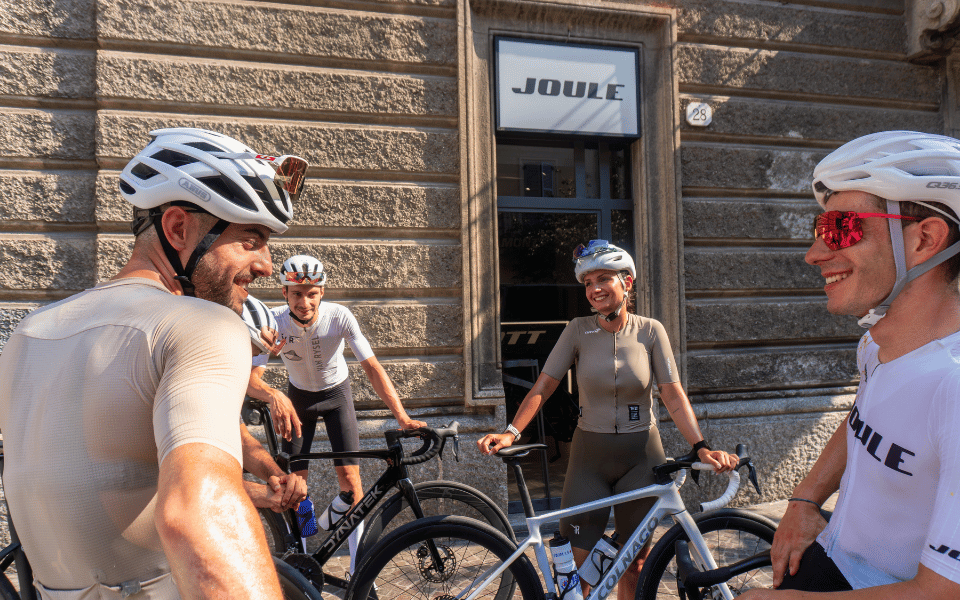 Ciclisti si godono un momento di relax durante il tour da Como a Lecco di Joule