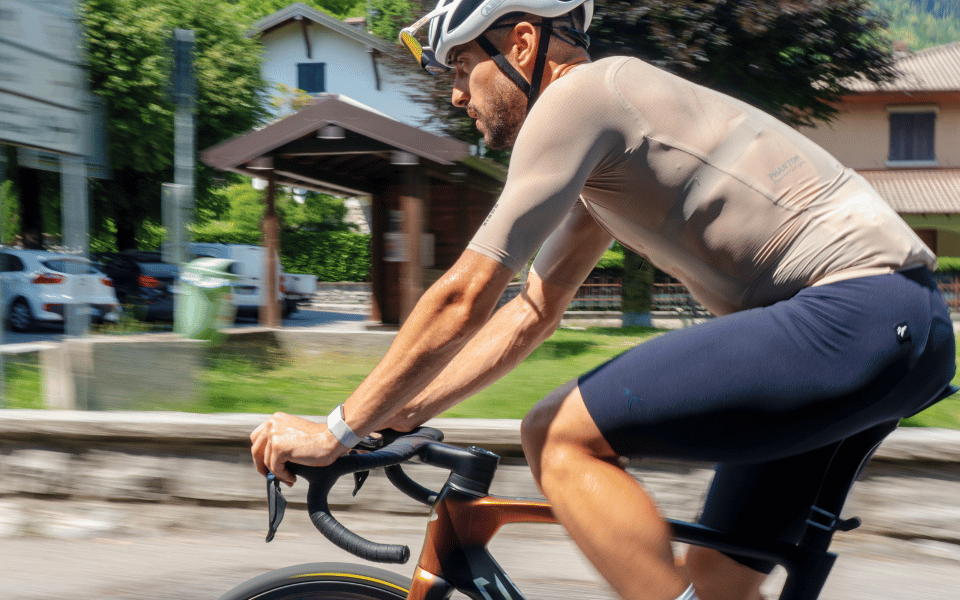 Ciclista impegnato a pedalare durante il tour del Ghisallo di Joule