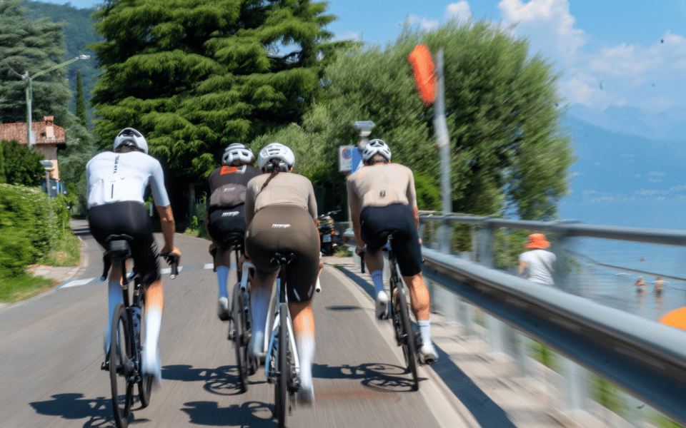 Ciclisti pedalano durante il tour al Lago di Lugano di Joule