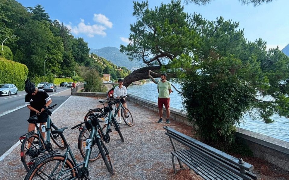 Turisti sorridenti durante la nostra Slow Ride, il tour in e-bike del centro di Como con aperitivo a Cernobbio!