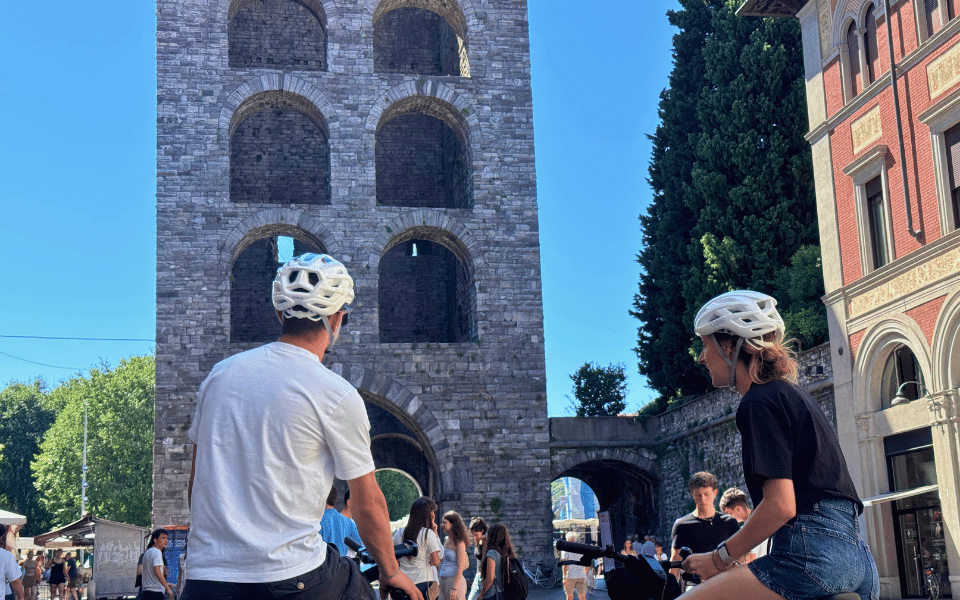 Turisti ammirano le bellezze del centro di Como durante la nostra Slow Ride, il tour in e-bike con aperitivo a Cernobbio!