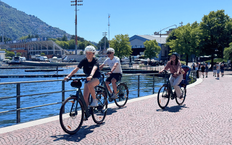 Turisti sorridenti durante la nostra Slow Ride, il tour in e-bike del centro di Como con aperitivo a Cernobbio!