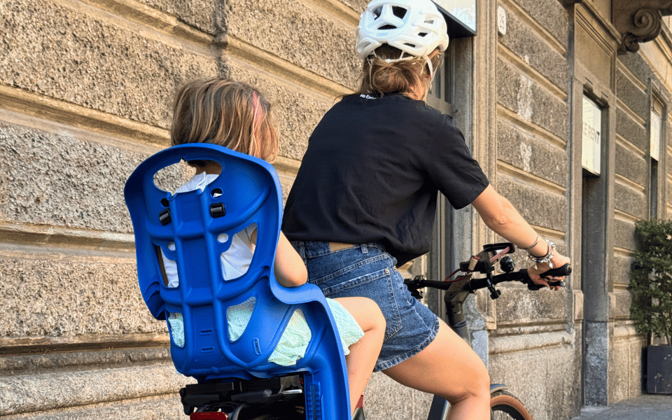 Il nostro comodo seggiolino, per far vivere anche ai più piccoli l'emozione della Slow Ride in e-bike nel centro di Como!