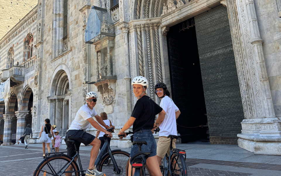 Turisti sorridenti durante la nostra Slow Ride, il tour in e-bike del centro di Como con aperitivo a Cernobbio!