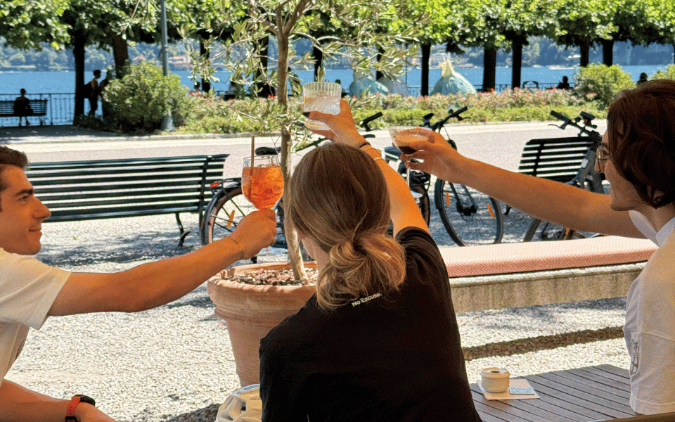Turisti sorridenti durante la nostra Slow Ride, il tour in e-bike del centro di Como con aperitivo a Cernobbio!